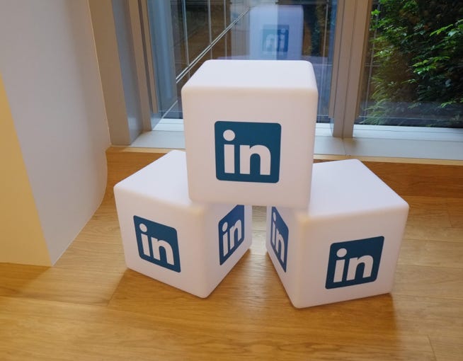 Linkedin Logo-W&uuml;rfel im B&uuml;ro